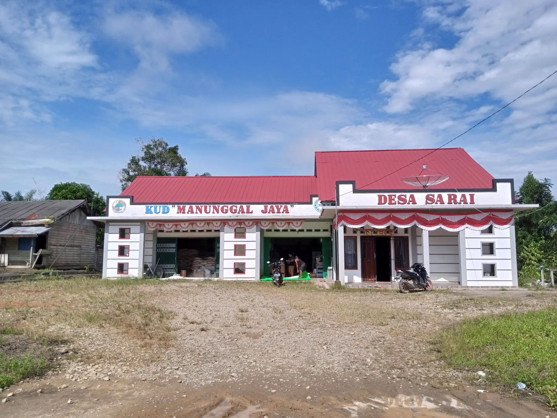Gedung kantor Koperasi Produsen Manunggal Jaya berpapan nama KUD Manunggal Jaya di Desa Sarai