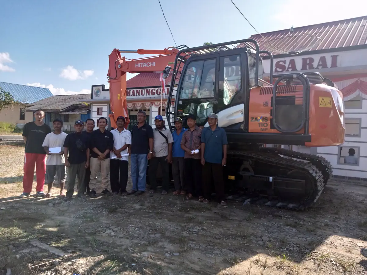 Pengurus dan anggota bersama ekskavator milik koperasi
